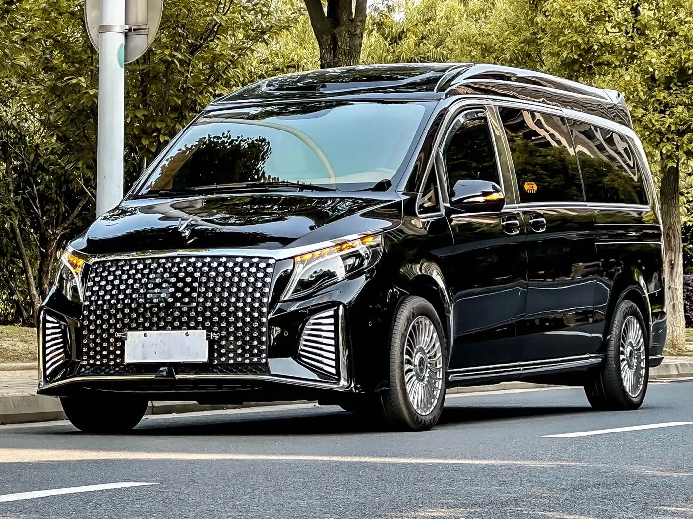 Mercedes-Benz V-Class 2024 — Photo 1/20