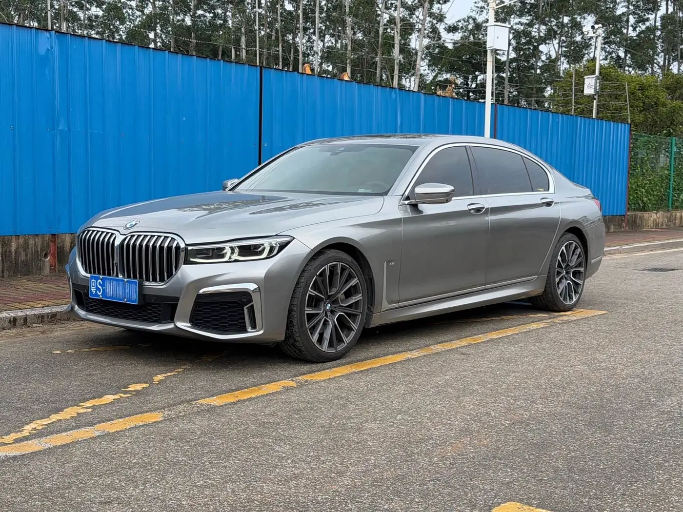 BMW 7 Series 2021 — Photo 1/10