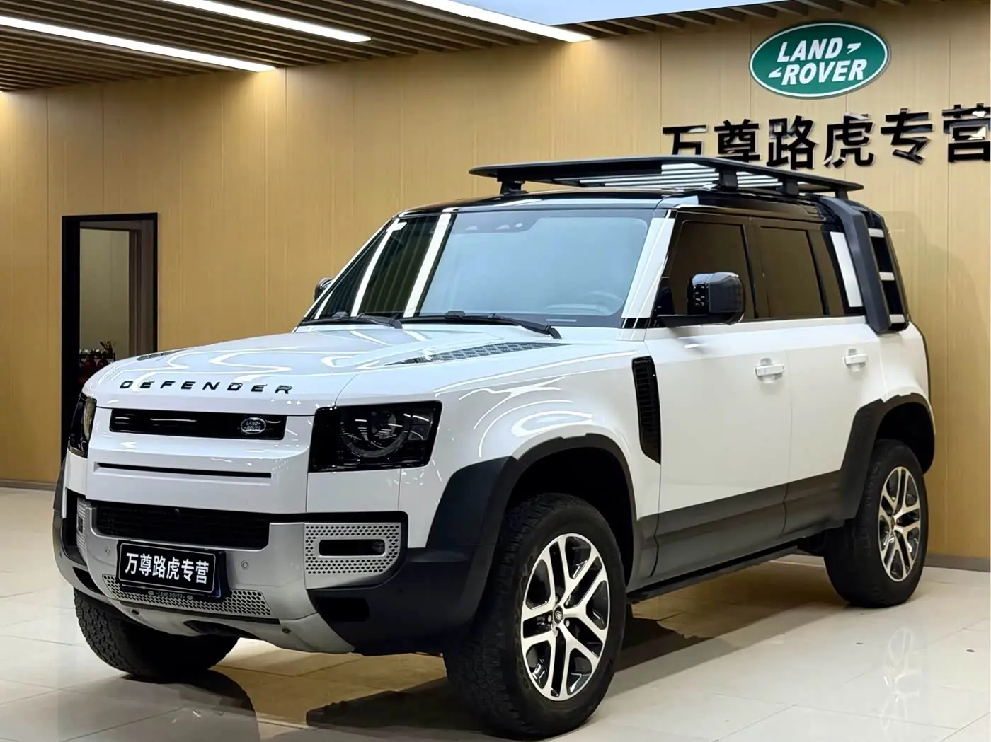 Land Rover Defender 2022 — Photo 1/9