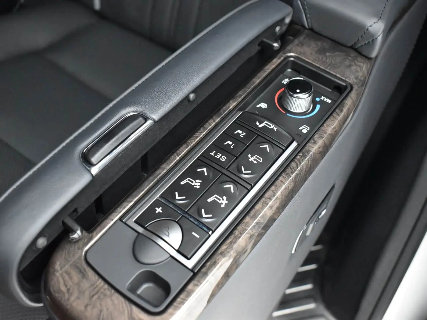 Toyota Alphard 2018 — Photo 19/20