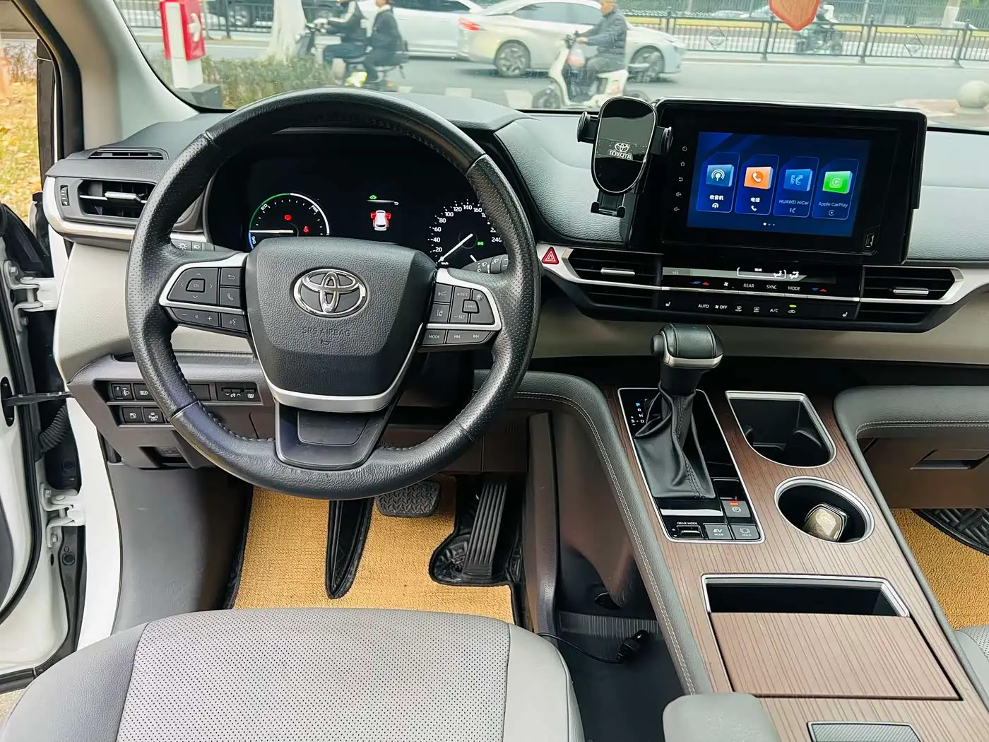 Toyota Sienna 2023 — Şəkil 18/20