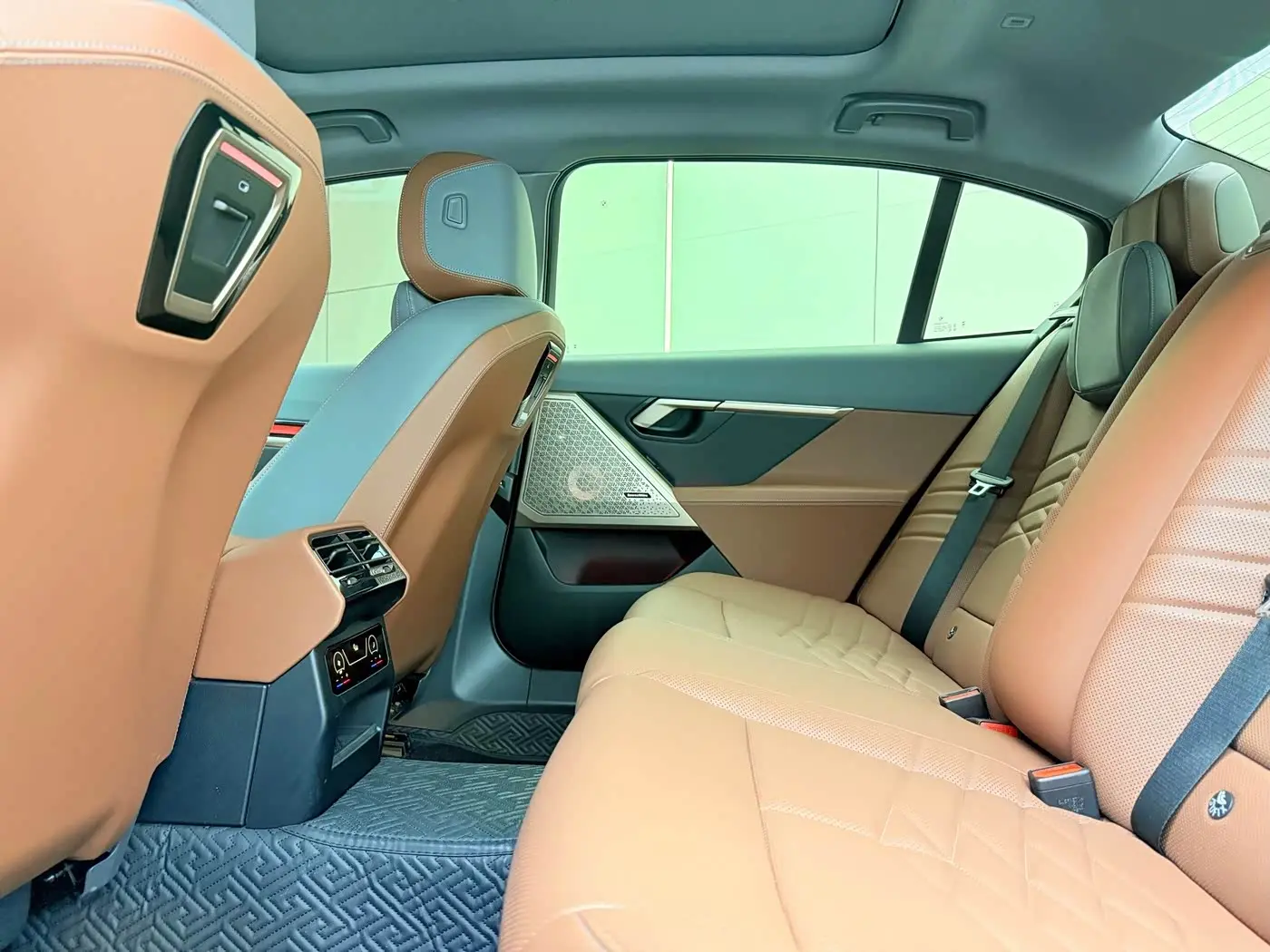 BMW 5 Series 2024 — Photo 10/16