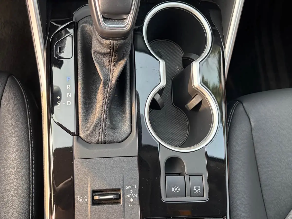 Toyota Highlander 2023 — Photo 12/20
