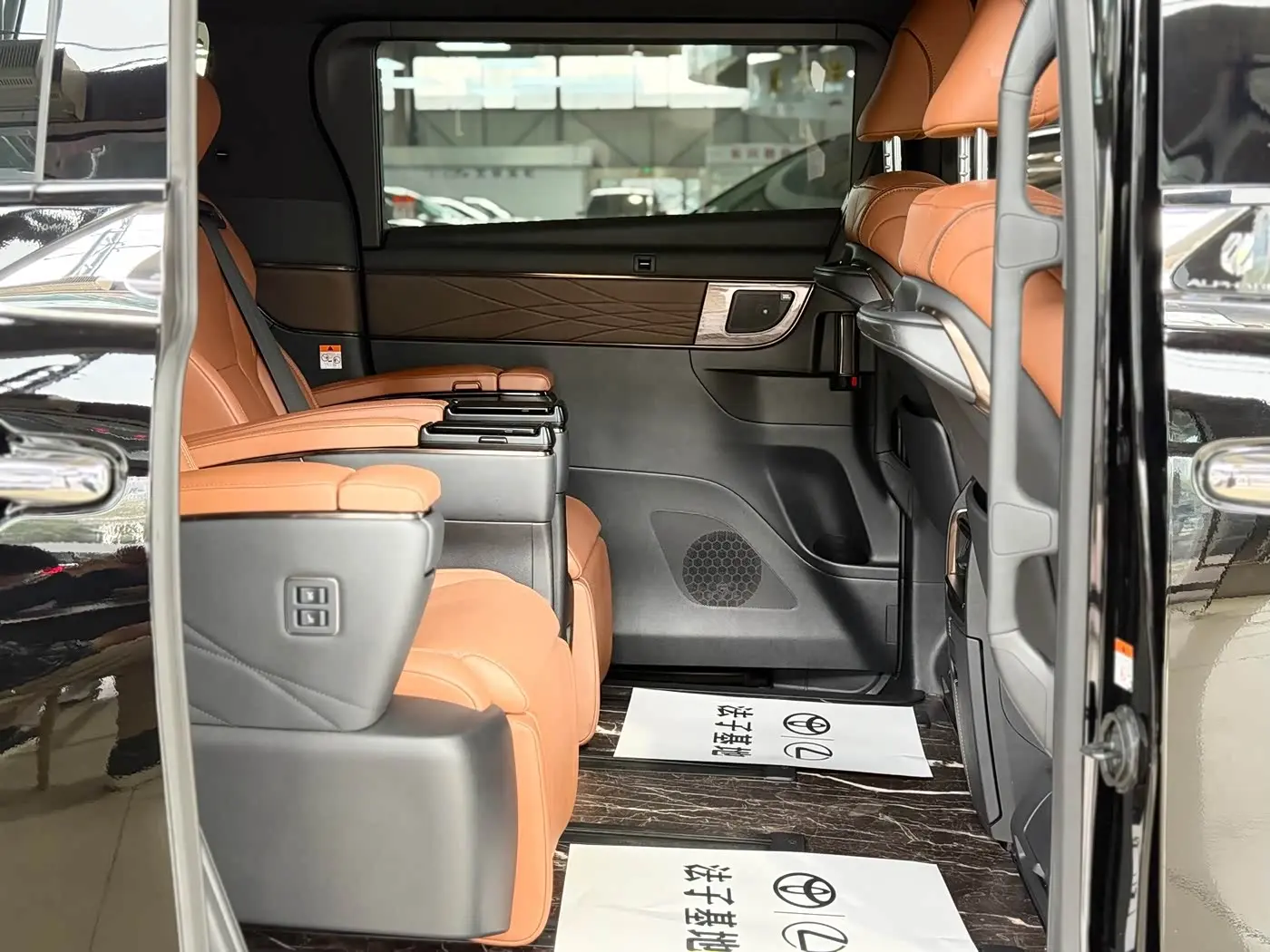 Toyota Alphard 2023 — Photo 14/20