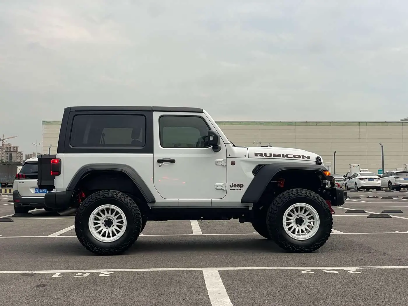 Jeep Wrangler 2025 — Фото 9/12
