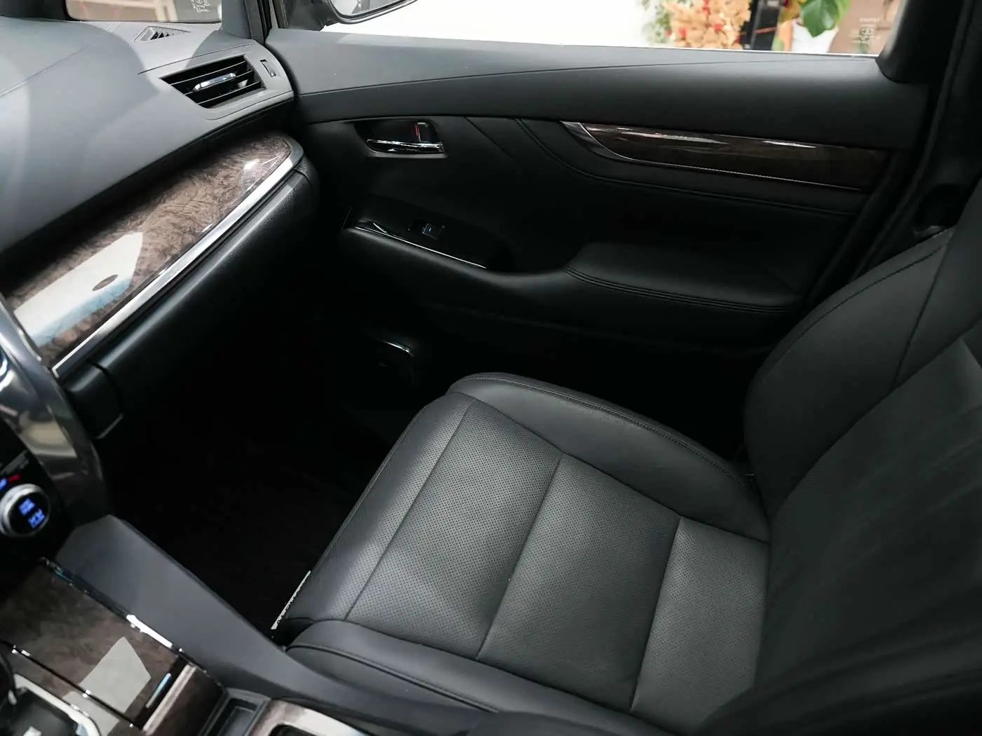 Toyota Alphard 2022 — Photo 18/20