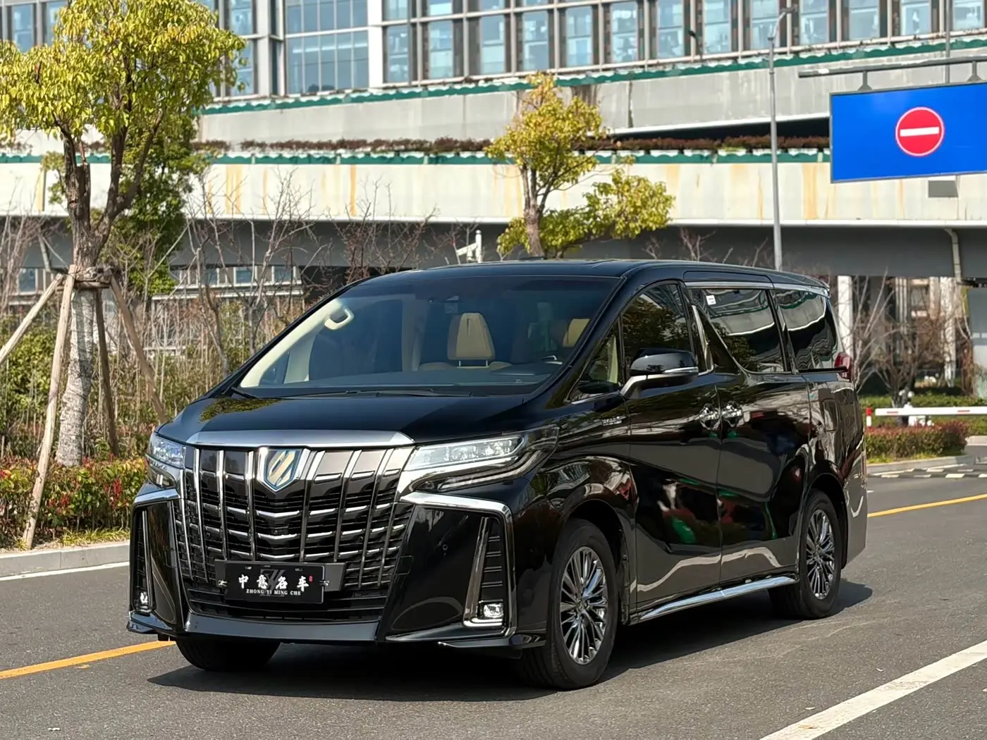 Toyota Alphard 2022 — Photo 1/20