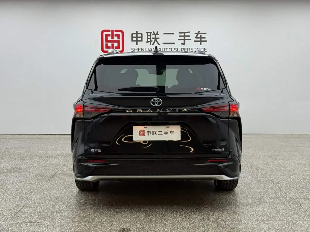 Toyota Granvia 2023 — Photo 4/15