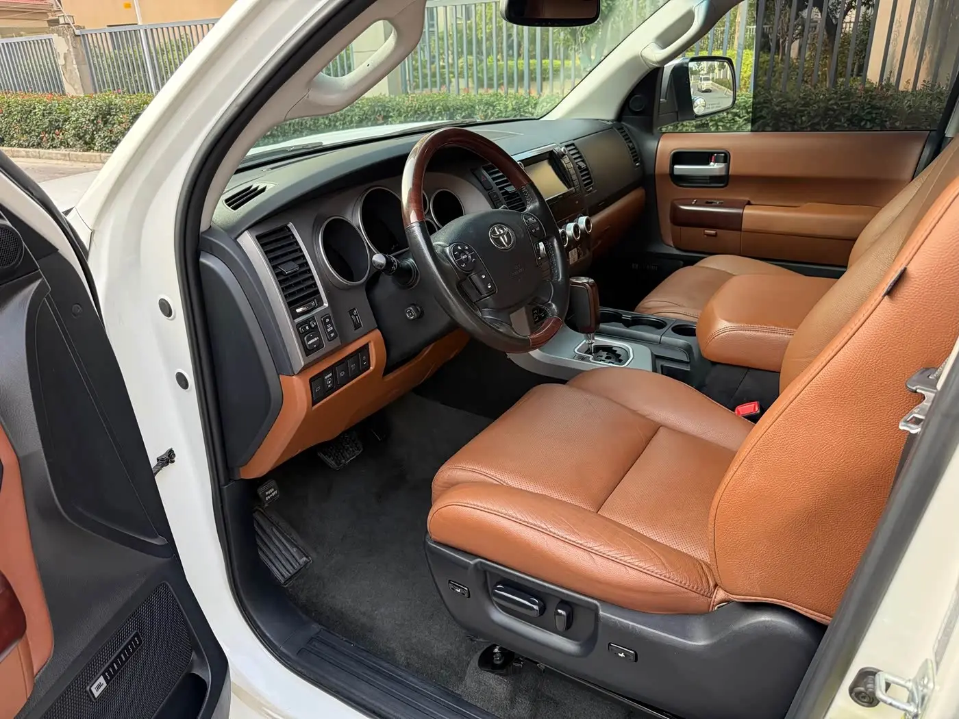 Toyota Sequoia 2012 — Photo 8/20