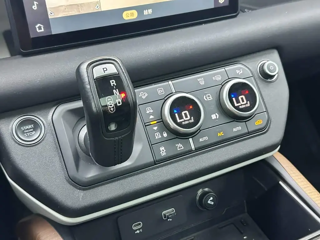 Land Rover Defender NEV 2021 — Фото 18/20