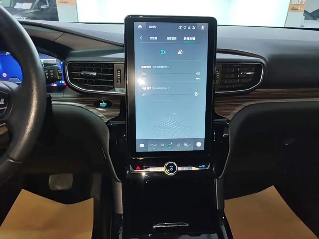 Ford Explorer 2022 — Photo 13/20