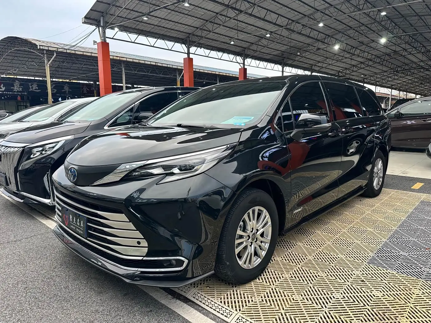 Toyota Sienna 2022 — Фото 3/9