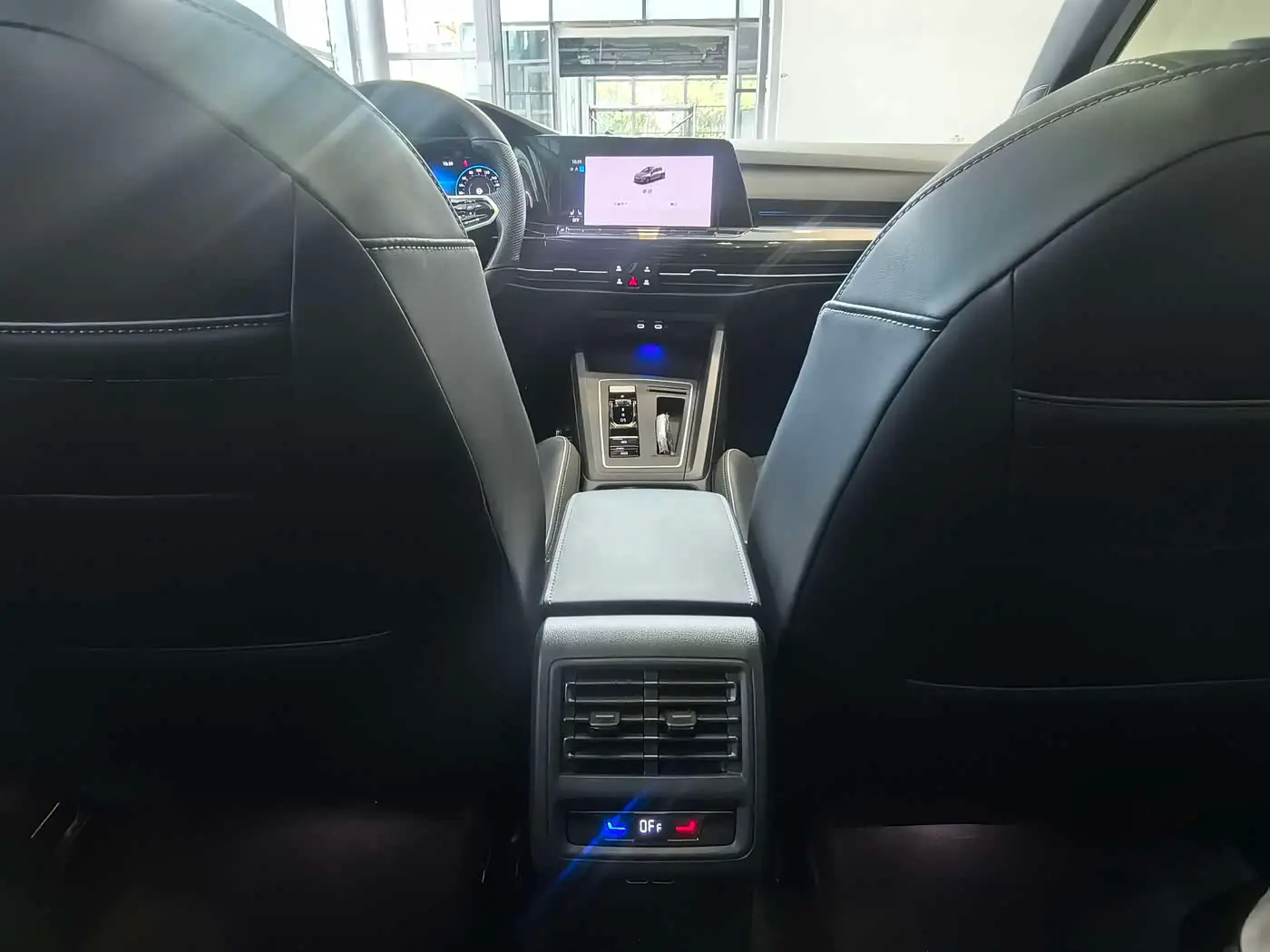 Volkswagen Golf 2024 — Photo 11/17