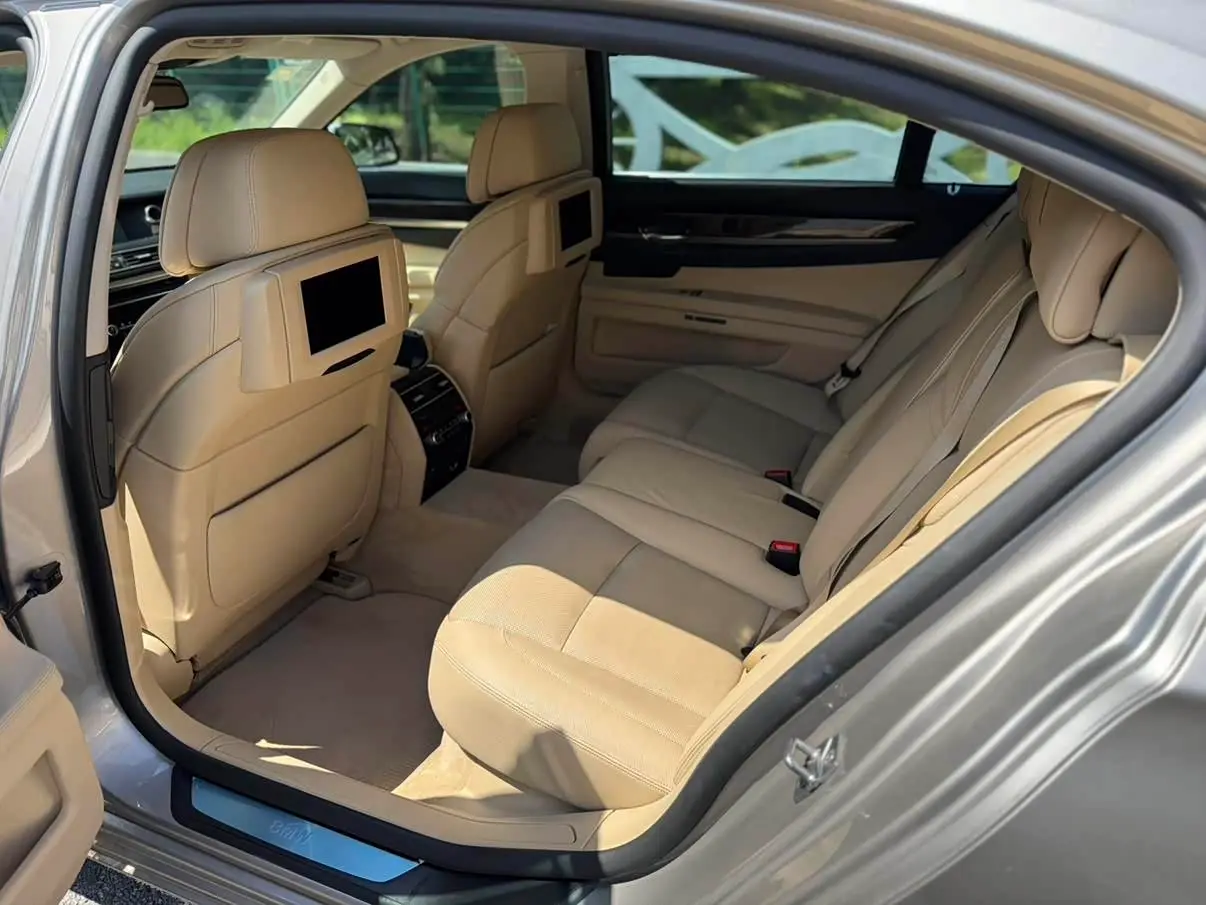 BMW 7 Series 2011 — Photo 8/20