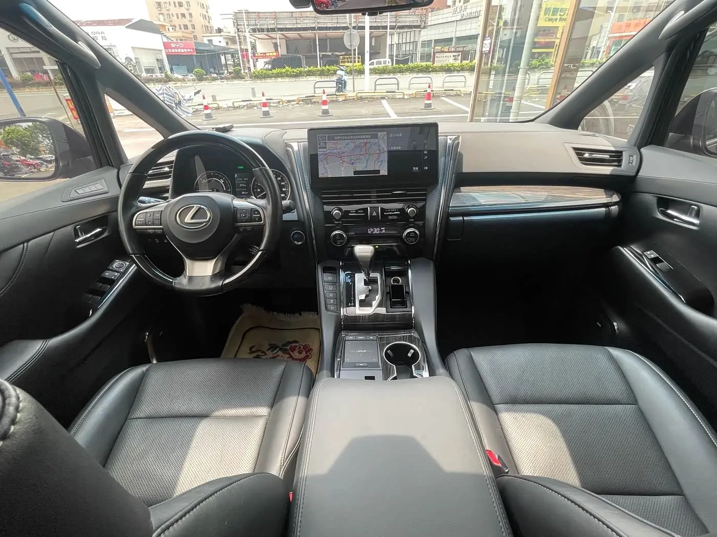 Lexus LM 2023 — Photo 3/20