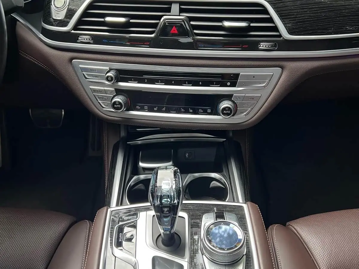 BMW 7 Series 2018 — Photo 16/17