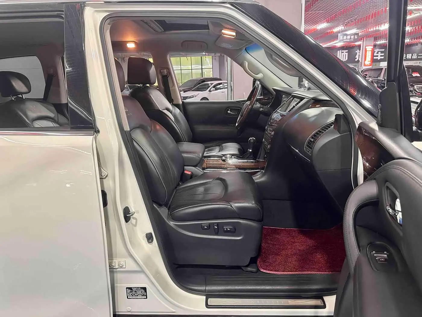 Infiniti QX80 2016 — Photo 7/20