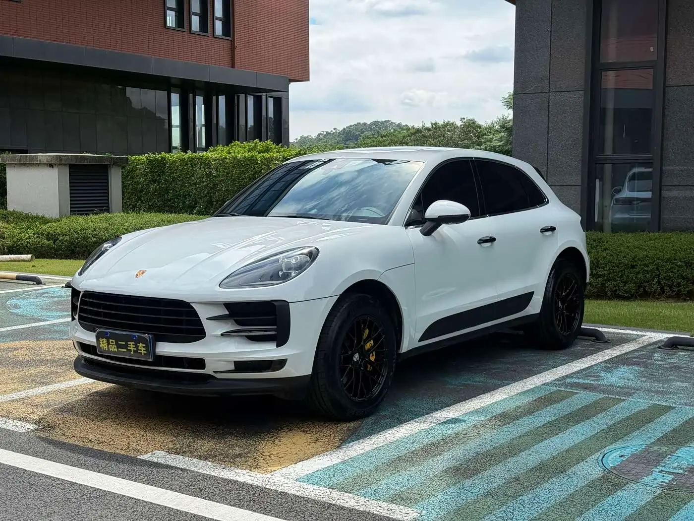 Porsche Macan 2021 — Photo 1/15
