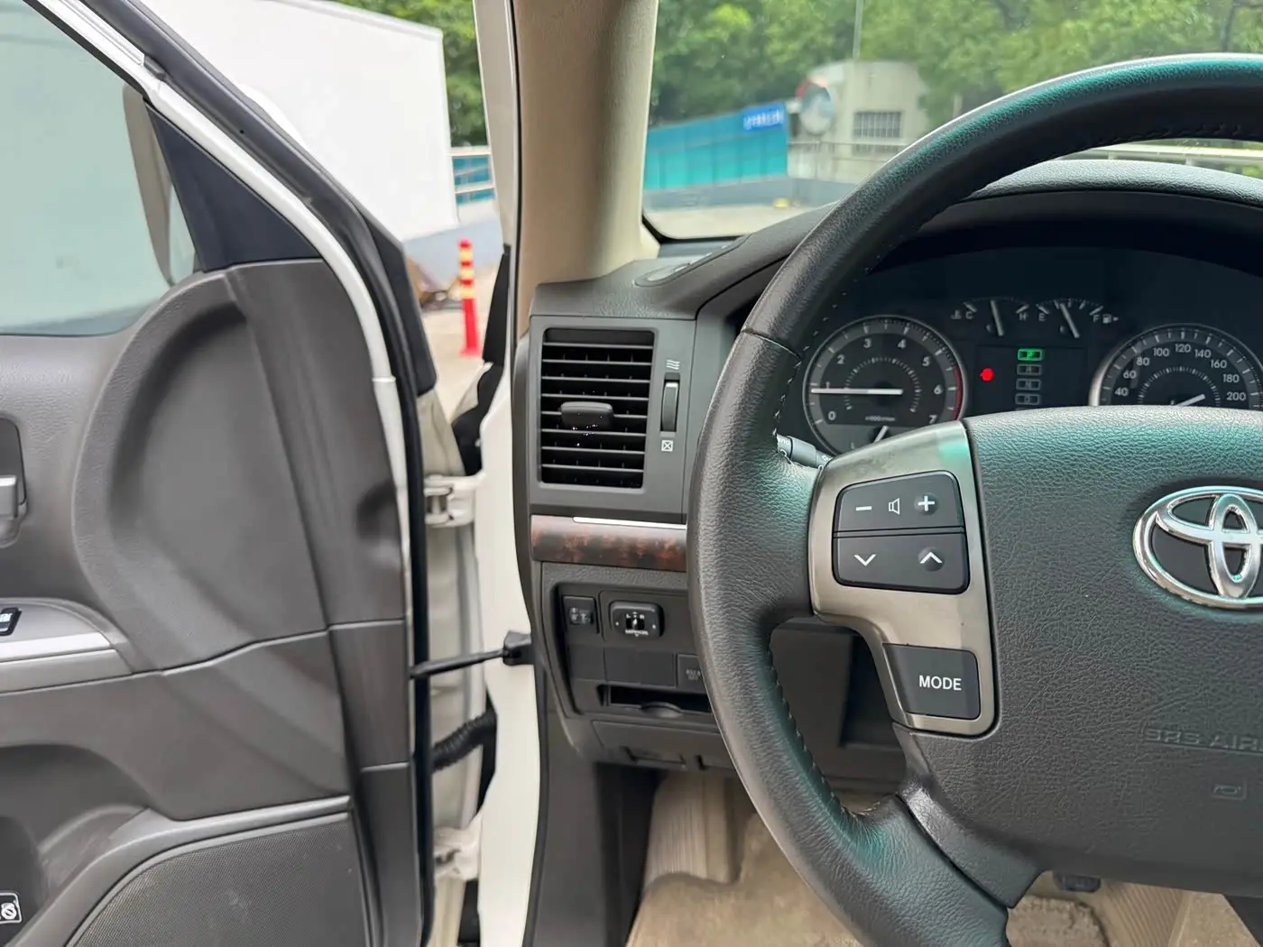 Toyota Land Cruiser 2010 — Photo 14/18