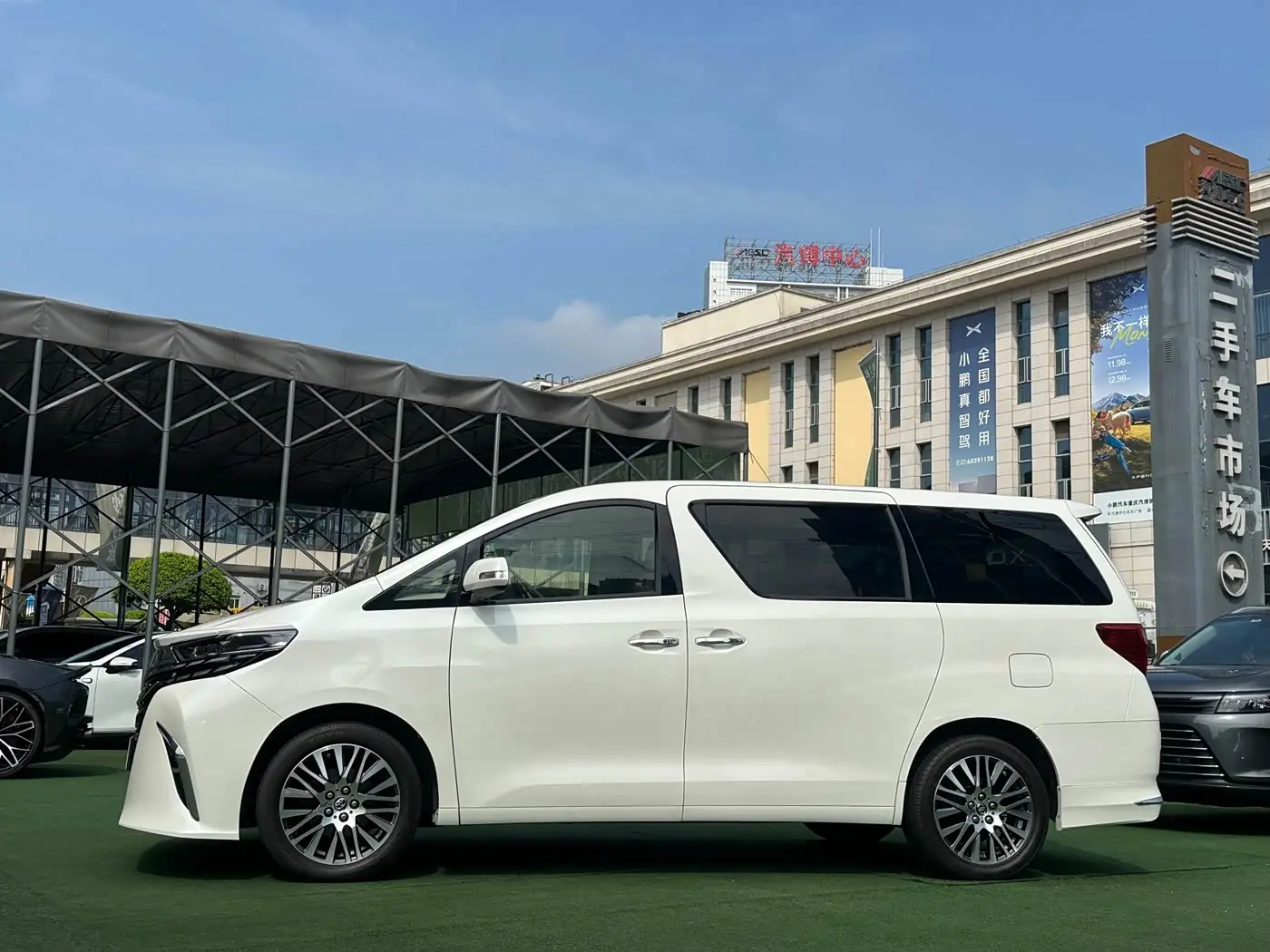 Toyota Alphard 2012 — Photo 3/20