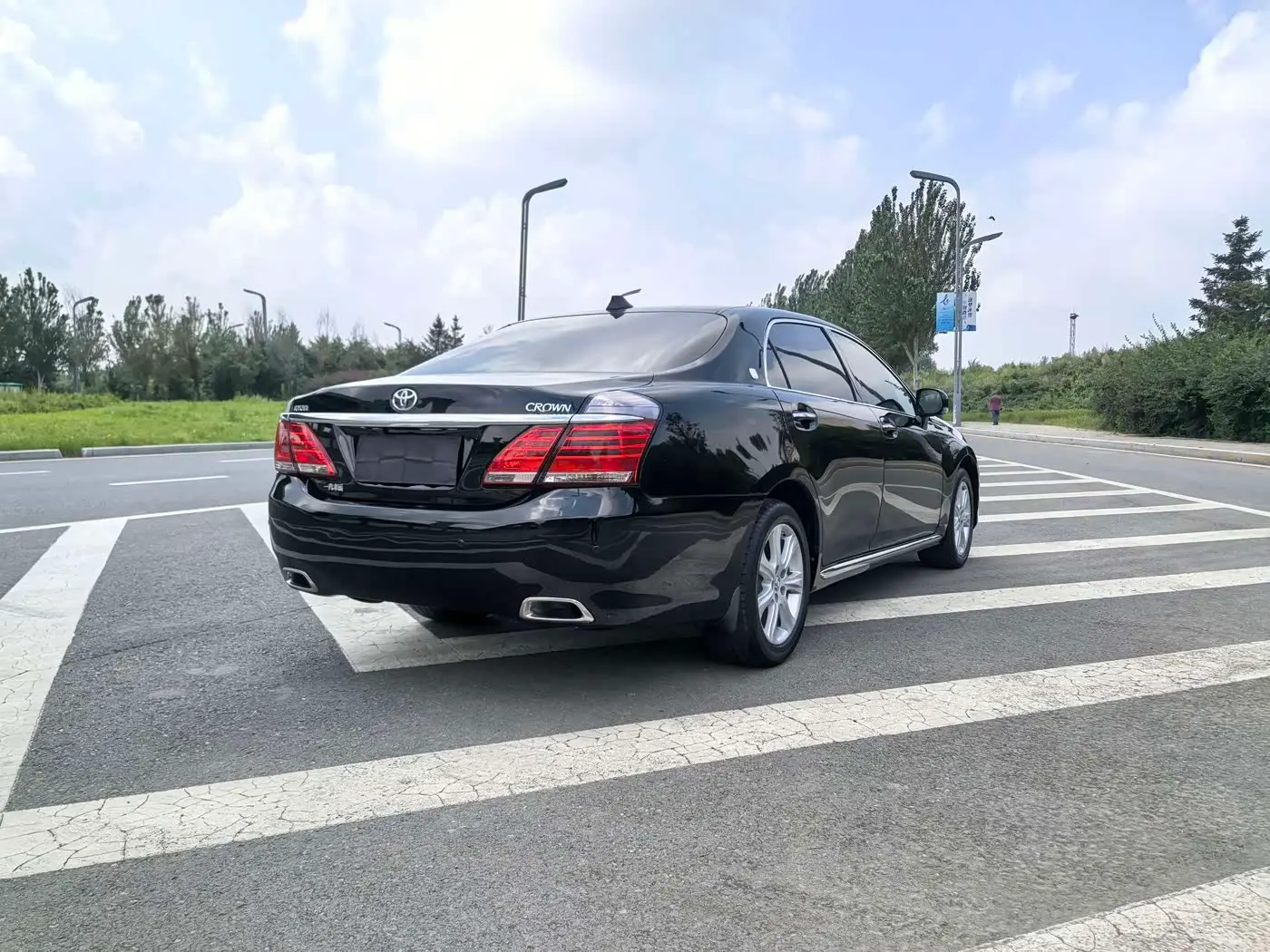 Toyota Crown 2014 — Photo 6/20