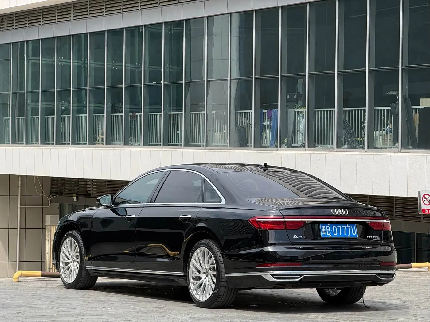 Audi A8 2021 — ფოტო 7/19