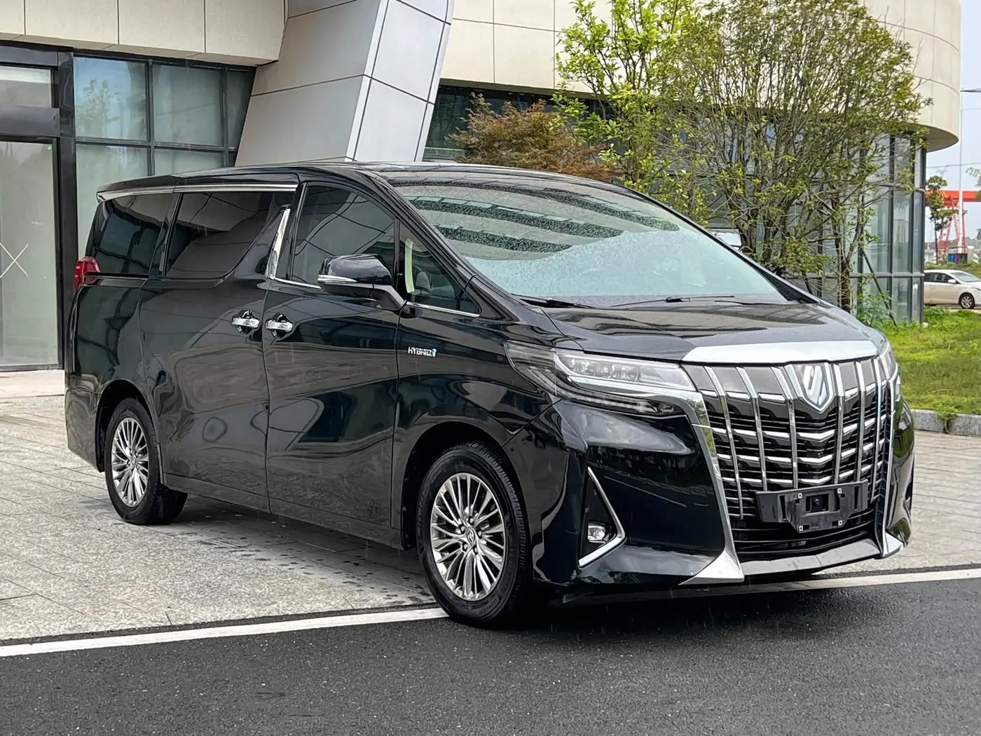 Toyota Alphard 2023 — Photo 2/12