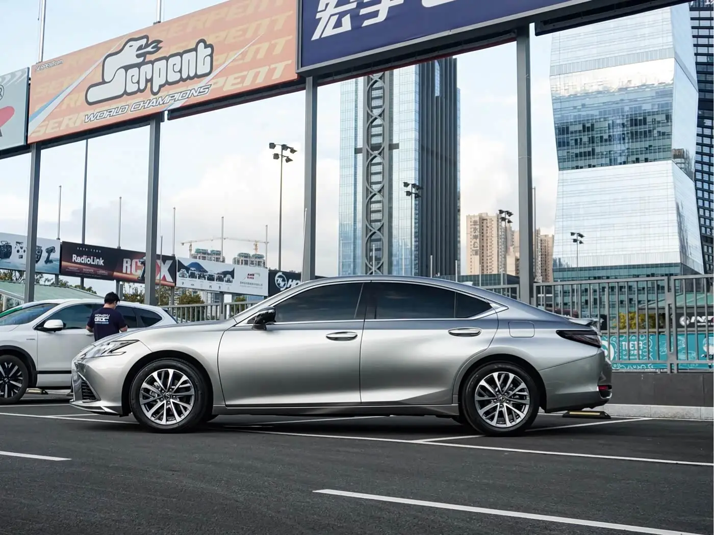 Lexus ES 2025 — Photo 2/20