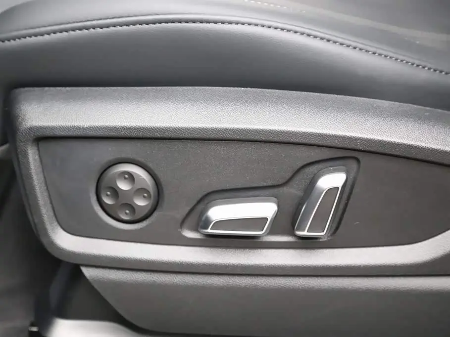 Audi Q5L 2025 — Photo 13/20