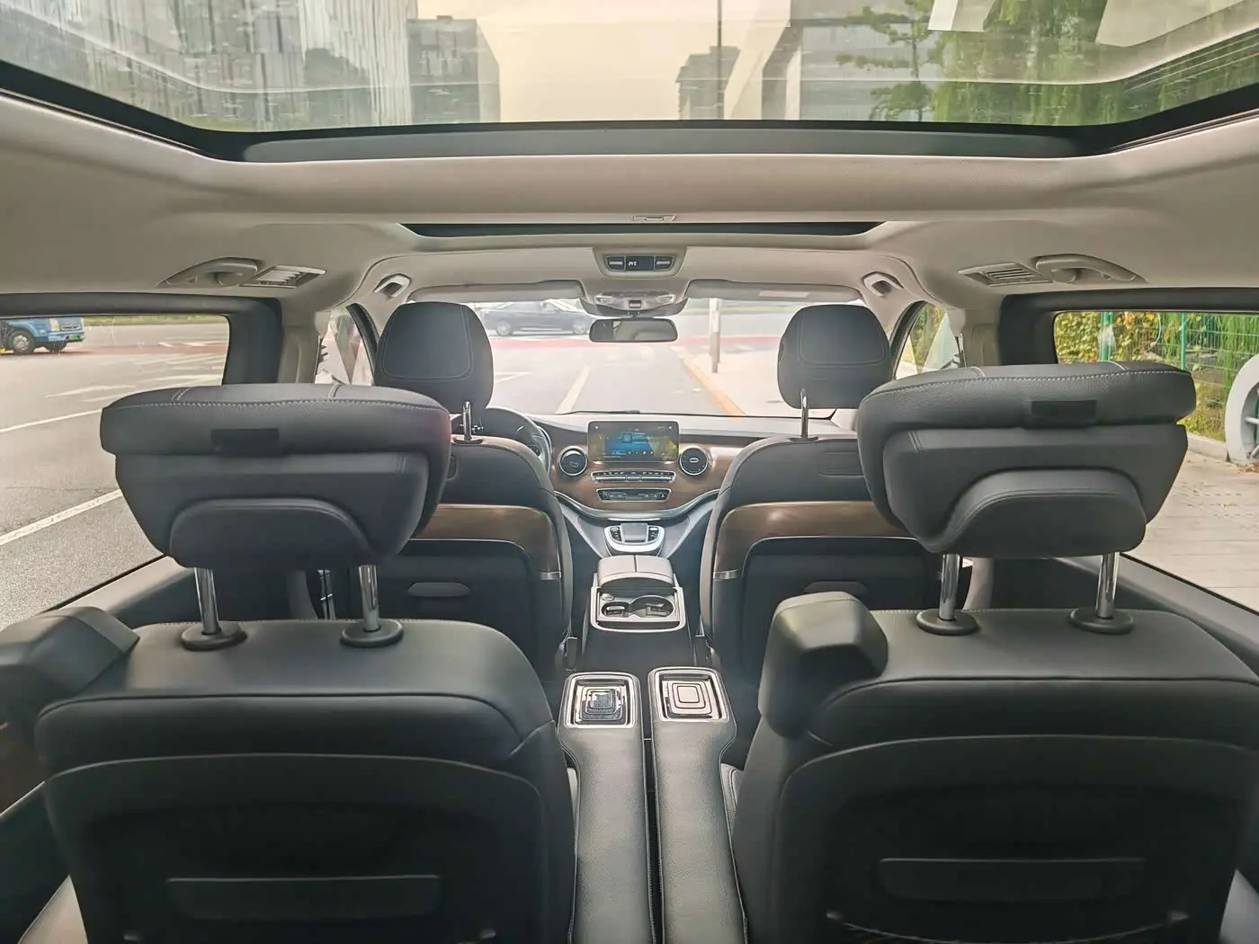 Mercedes-Benz V-Class 2023 — Photo 20/20