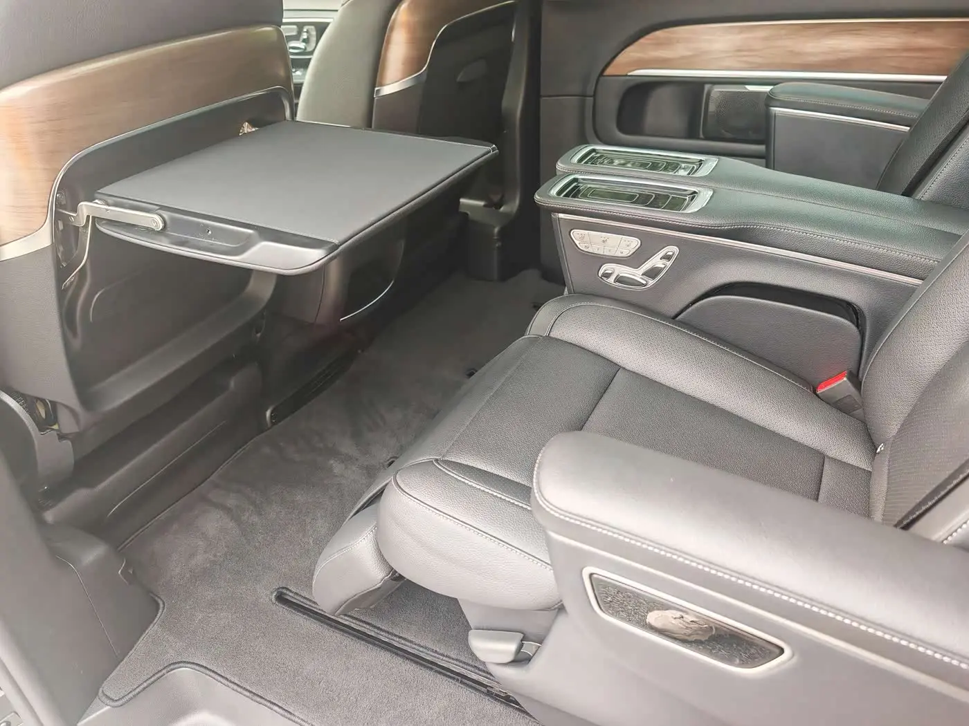 Mercedes-Benz V-Class 2023 — Photo 18/20