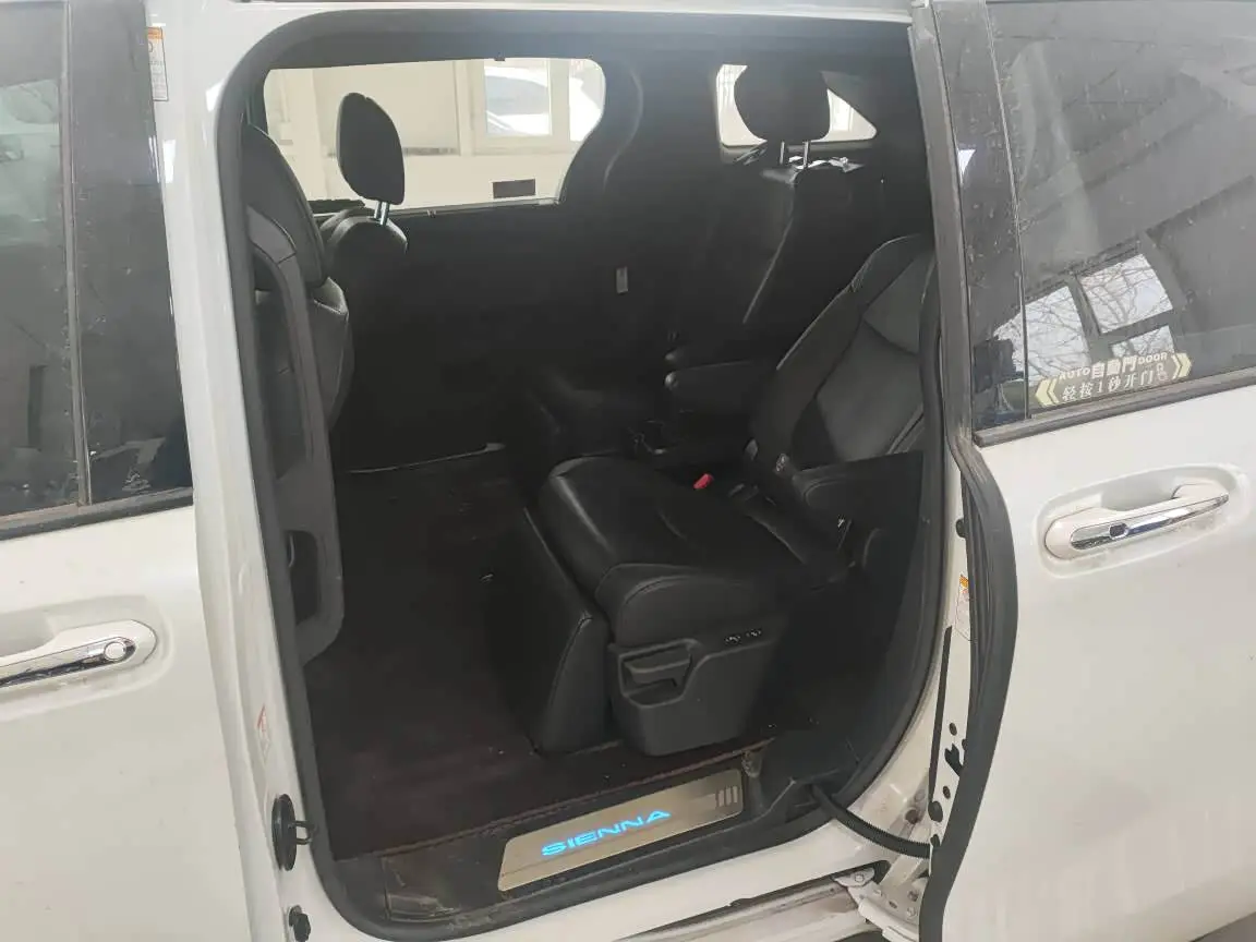 Toyota Sienna 2023 — Photo 10/15