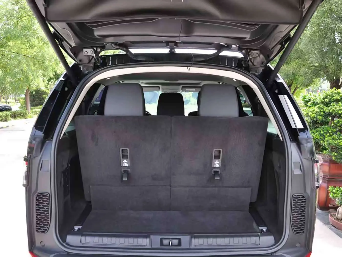 Land Rover Discovery 2019 — Photo 7/15