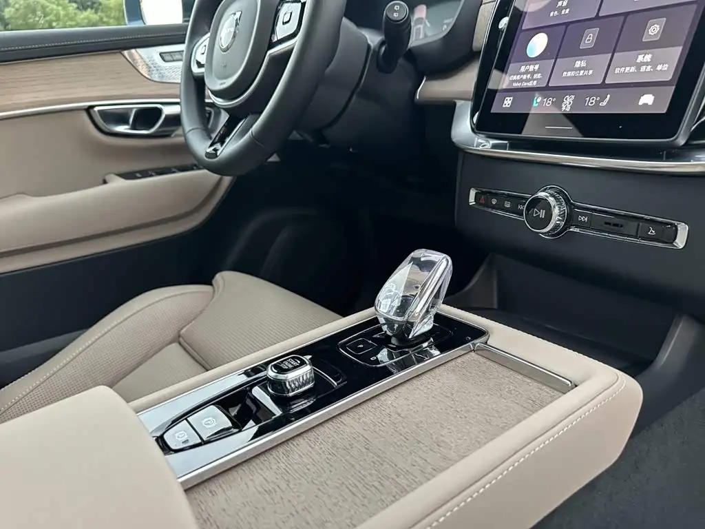 Volvo XC90 Plug-in Hybrid 2026 — Photo 19/20