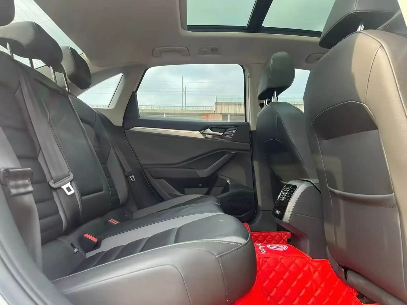 Volkswagen Sagitar 2022 — Photo 6/9