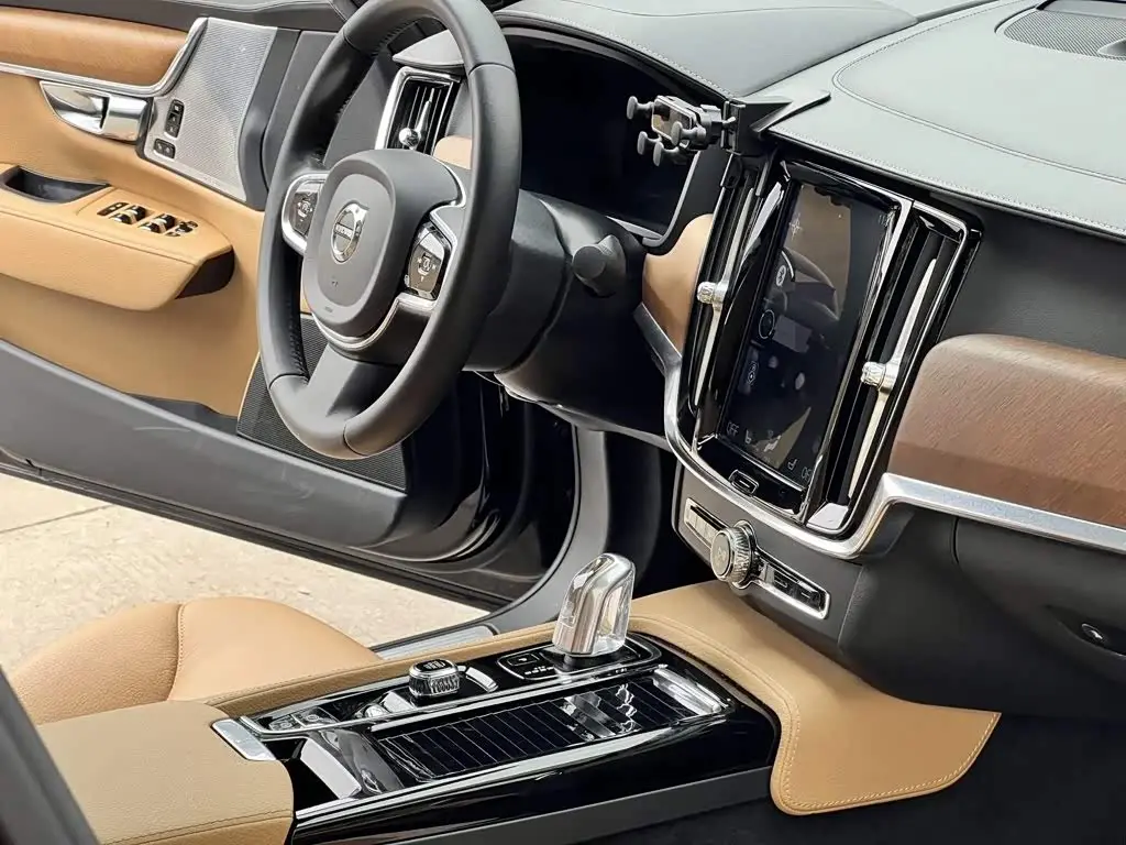 Volvo S90 Plug-in Hybrid 2019 — Photo 16/20