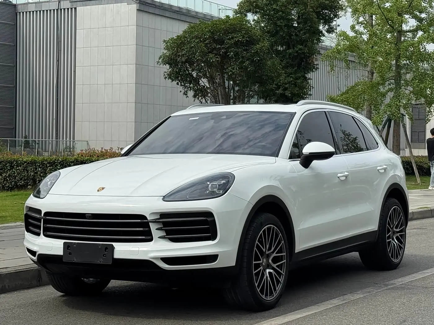 Porsche Cayenne 2019 — Photo 1/18