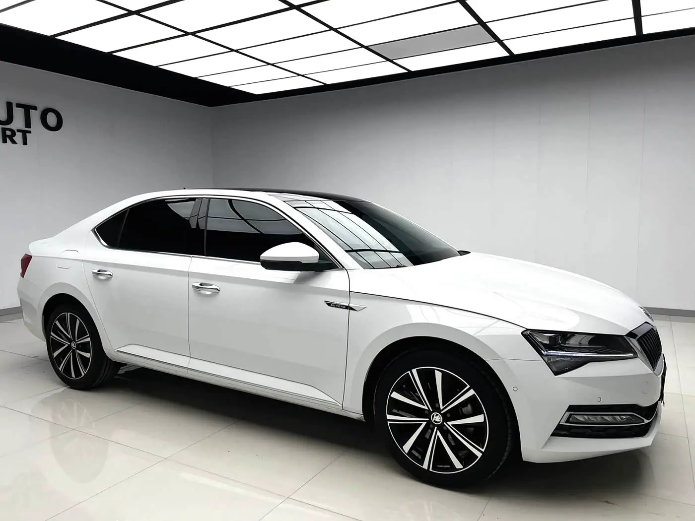Škoda Superb 2024 — Фото 6/17