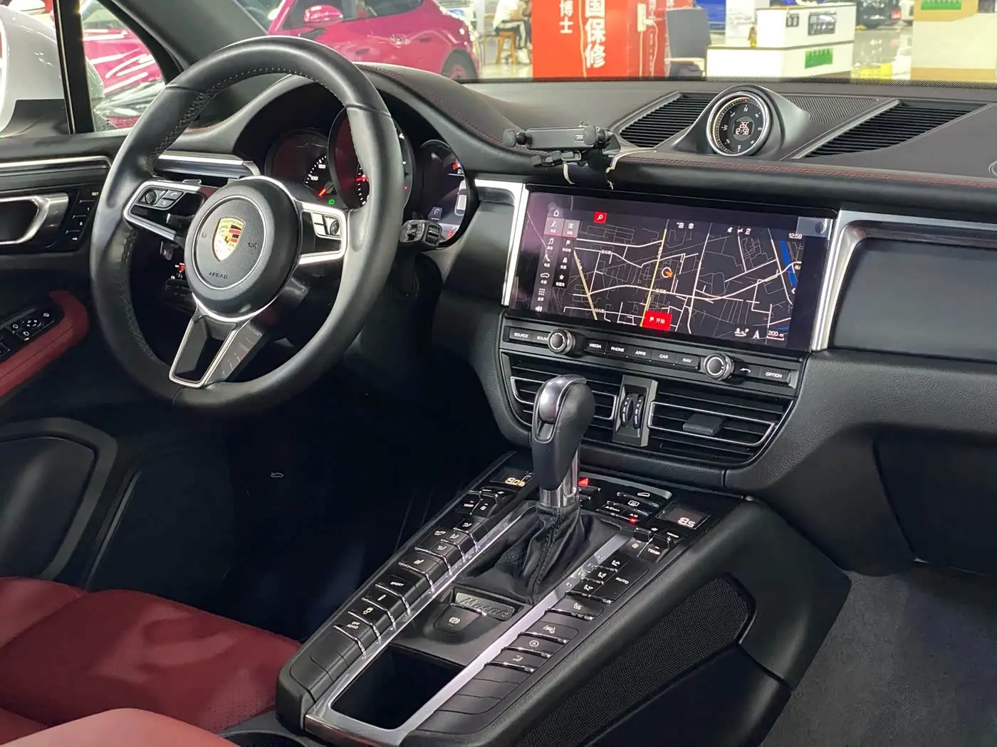 Porsche Macan 2019 — Фото 15/18