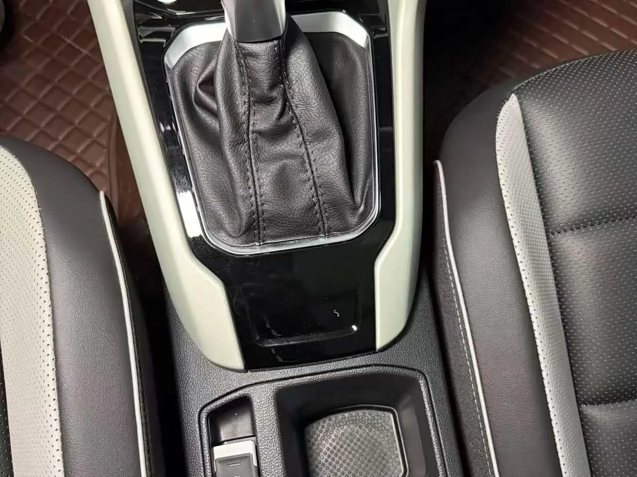 Volkswagen T-ROC 2023 — Photo 17/20