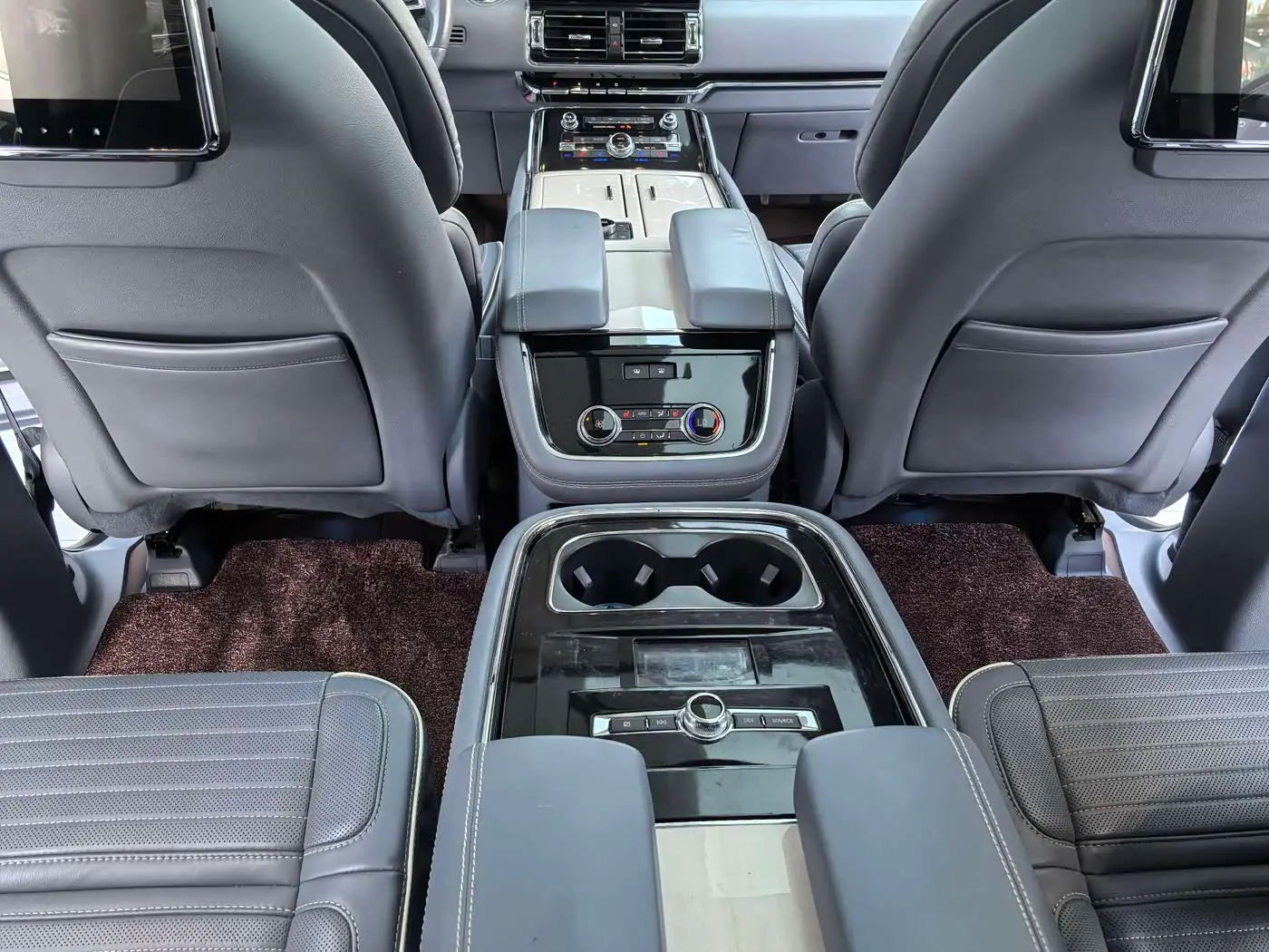 Lincoln Navigator 2023 — Şəkil 14/18