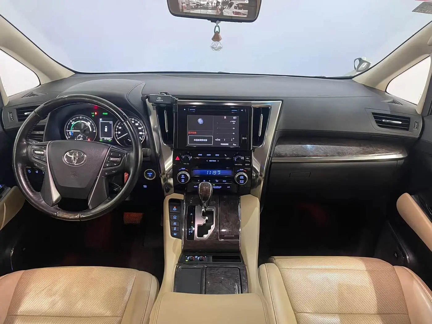 Toyota Vellfire 2020 — Photo 10/10