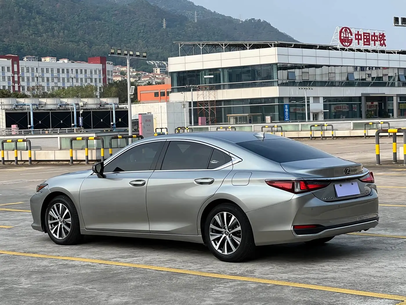 Lexus ES 2019 — Photo 2/20