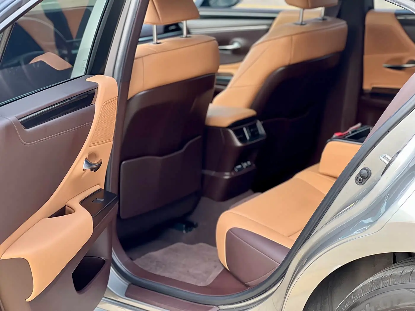 Lexus ES 2019 — Photo 17/20