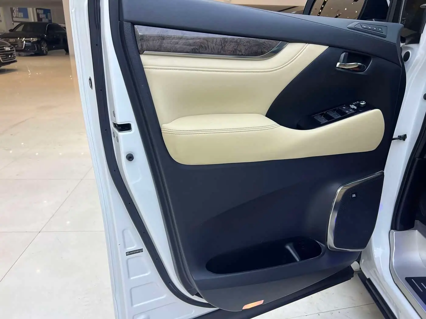 Toyota Alphard 2022 — Photo 13/20