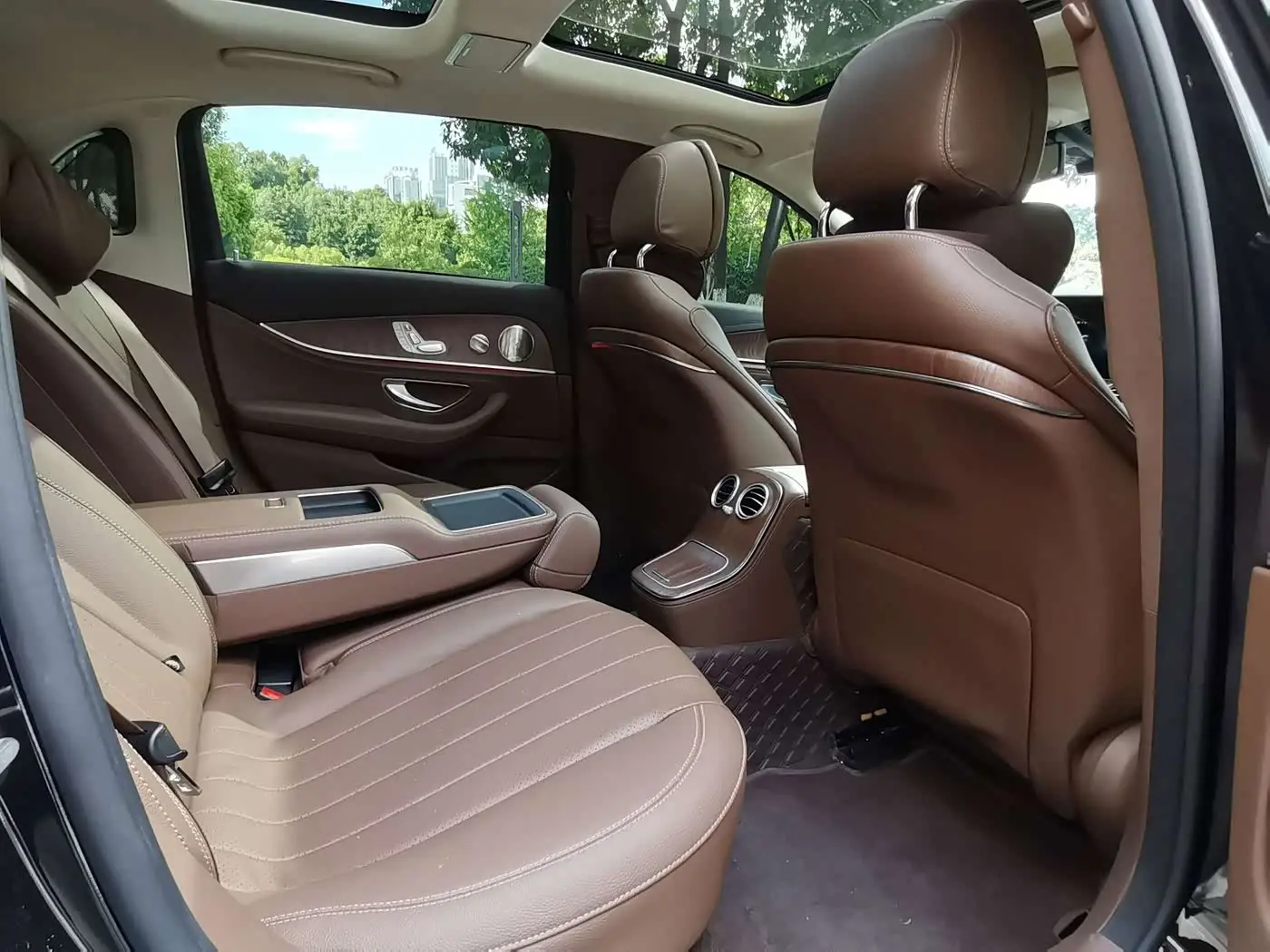 Mercedes-Benz E-Class 2023 — ფოტო 16/20
