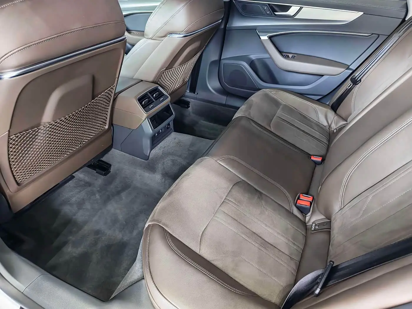 Audi A7L 2023 — ფოტო 14/20