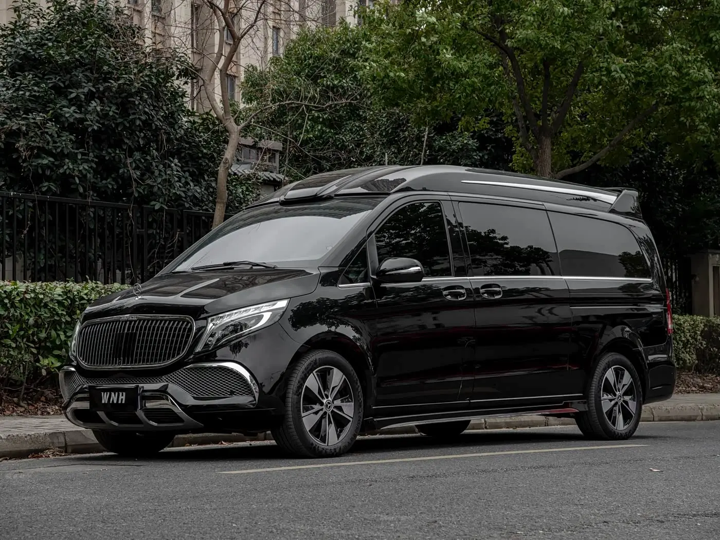 Mercedes-Benz V-Class 2023 — Photo 1/18
