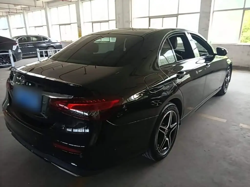 Mercedes-Benz E-Class 2023 — Photo 7/20