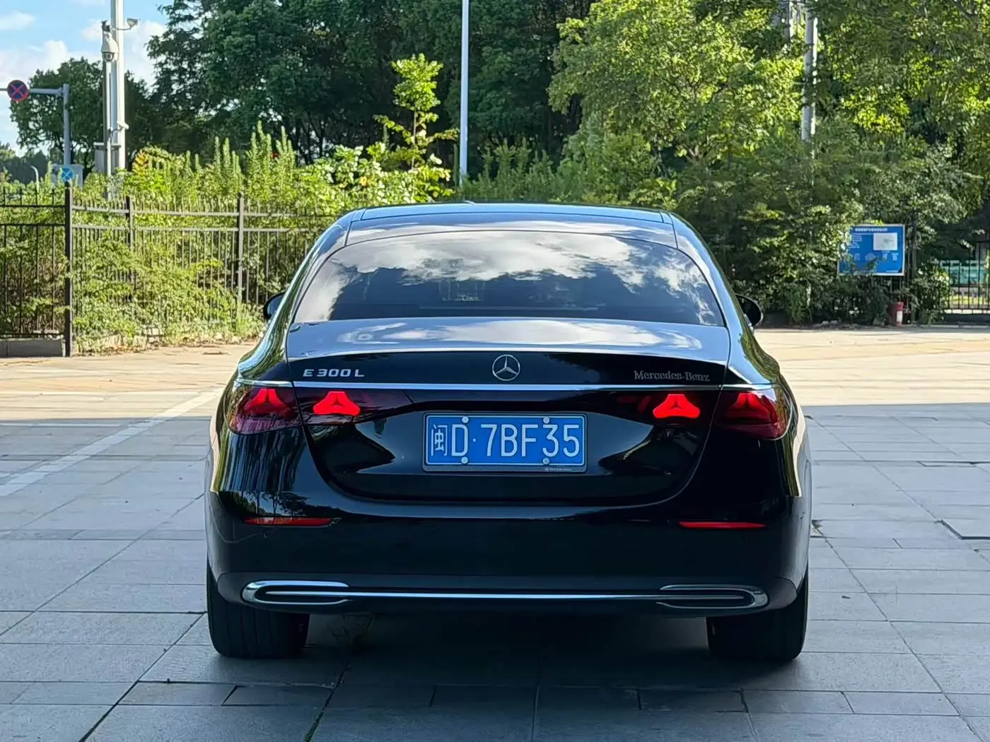 Mercedes-Benz E-Class 2024 — Photo 3/9